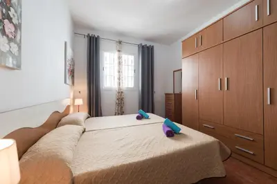 Cama o camas de una habitación en Private Solarium - 2BR House Near the Airport