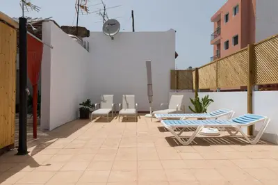Un patio o zona al aire libre en Private Solarium - 2BR House Near the Airport