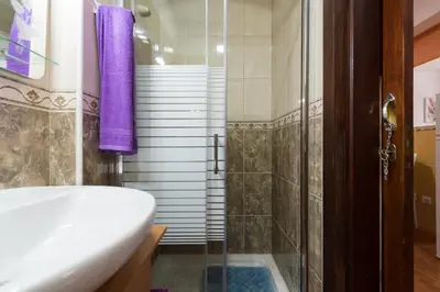 Un baño de Private Solarium - 2BR House Near the Airport