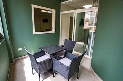 Zona de estar de El Puente Holiday Home -Airport