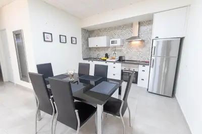 Una cocina o zona de cocina en El Puente Holiday Home -Airport