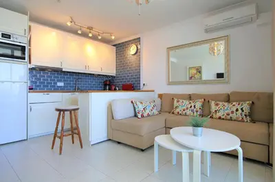 Una cocina o zona de cocina en Central Apartment overlooking Yumbo centre with heated pool
