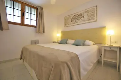 Cama o camas de una habitación en Central Apartment overlooking Yumbo centre with heated pool