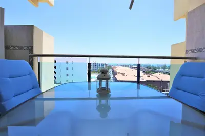 Un balcón o terraza de Central Apartment overlooking Yumbo centre with heated pool