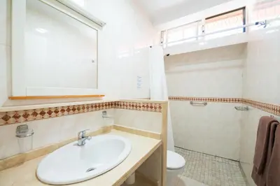 Un baño de Bungalows Artemisa Gay Men Only