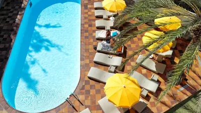 Piscina en o cerca de Jacarandas Beach
