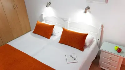Cama o camas de una habitación en Jacarandas Beach