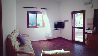 Una televisión o centro de entretenimiento en Casas Blancas - Suite 2