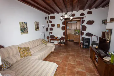 Una televisión o centro de entretenimiento en Casa Rural La Casa Baja