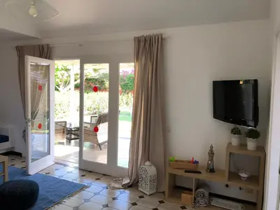 Una televisión o centro de entretenimiento en TC Bungalow Melocotones 15