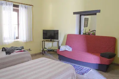 Una televisión o centro de entretenimiento en Vivelorural casa en Valle de Chira con piscina
