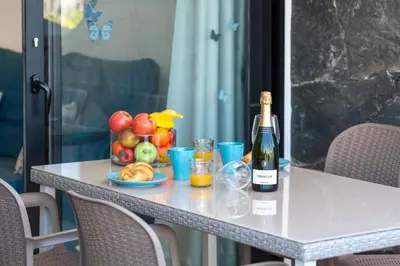 Bebidas en Luxury Poolside Holiday Home