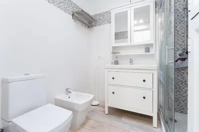 Un baño de Luxury Poolside Holiday Home