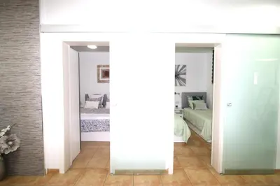 Un baño de Fantastic apartment near the beach