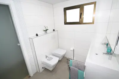 Un baño de Fantastic apartment near the beach