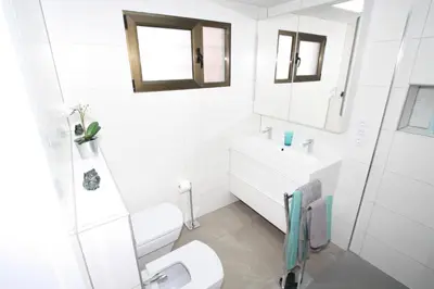Un baño de Fantastic apartment near the beach
