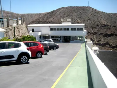 Plano de Malibu apartamento con campo de tennis y piscina con solarium