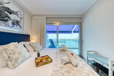 Cama o camas de una habitación en Sunny Atlantic Apartment