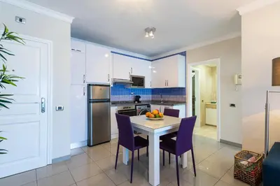 Una cocina o zona de cocina en Sunny Atlantic Apartment
