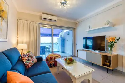 Una televisión o centro de entretenimiento en Sunny Atlantic Apartment