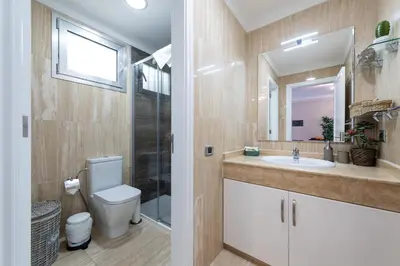 Un baño de Sunny Atlantic Apartment