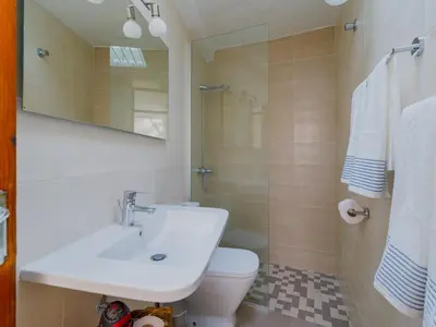 Un baño de FAMILY COTTAGE AMONG OLIVE TREES