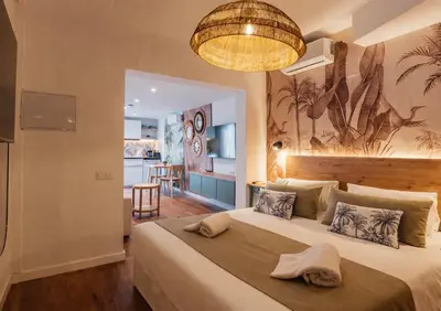 Cama o camas de una habitación en Sunset Suites by Bull Hotels