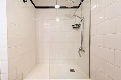 Un baño de Sunset Suites by Bull Hotels