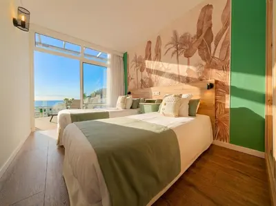 Cama o camas de una habitación en Sunset Suites by Bull Hotels