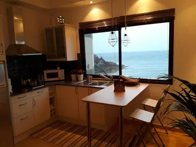 Una cocina o zona de cocina en Maravillosas vistas al mar: Sounds of the Sea