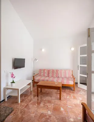 Una televisión o centro de entretenimiento en Bungalows Las Almenas