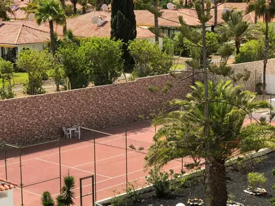 Instalaciones para jugar a tenis o squash en Apartamentos Aloe o alrededores