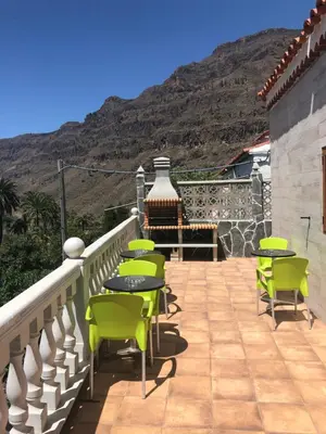 Vista general de una montaña o vista desde la habitación en casa particular