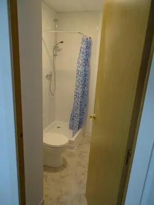 Un baño de Rickaty Lodge Bed and Breakfast, Airport Bed and Breakfast, B&B de aeropuerto, Las Palmas Airport, Gran Canaria Airport, LPA, Spain