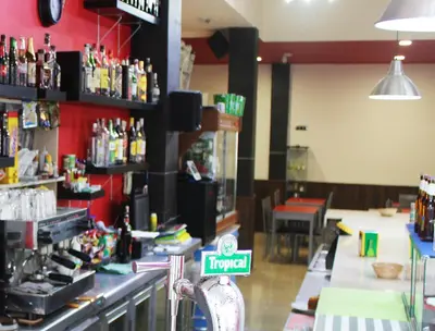El salón o zona de bar de Alcaravaneras Hostel