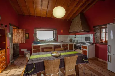 Una cocina o zona de cocina en Azuaje Mountain Hideaway House Moya