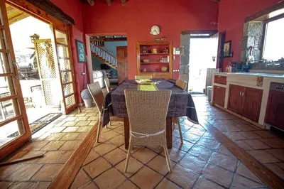 Una cocina o zona de cocina en Azuaje Mountain Hideaway House Moya