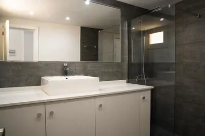 Un baño de BC Apartment