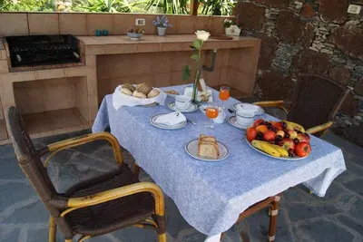 Comida en o cerca of this country house