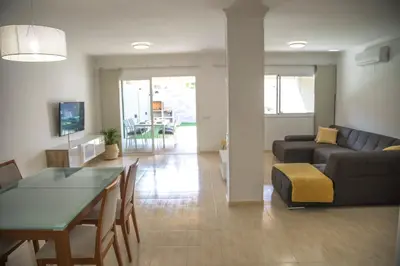 Una televisión o centro de entretenimiento en Villa situada en Maspalomas Gran Canaria,