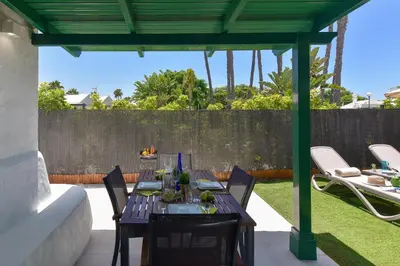 Jardín al aire libre en Cozy Bungalow Playa Flor Maspalomas by VillaGranCanaria