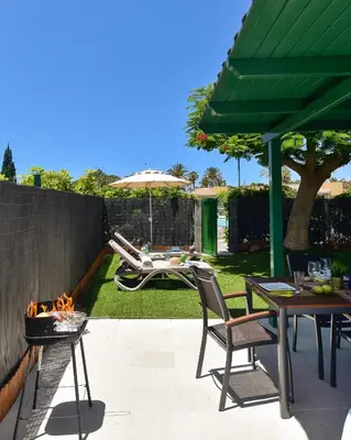 Jardín al aire libre en Cozy Bungalow Playa Flor Maspalomas by VillaGranCanaria
