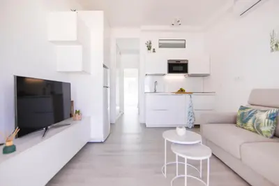 Una televisión o centro de entretenimiento en Deluxe Apartment. 50 meters Beach