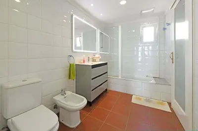 Un baño de Puerto Marina 18