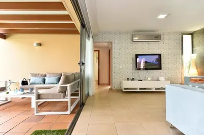 Una televisión o centro de entretenimiento en Salobre Villa with Pool Par 4 nr 9 by VillaGranCanaria