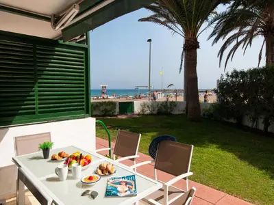 Un balcón o terraza de Beachfront Apartment Las Burras FA03 by VillaGranCanaria