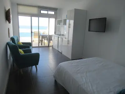 Una televisión o centro de entretenimiento en Vivelorural estudio Las Canteras vista mar- 307