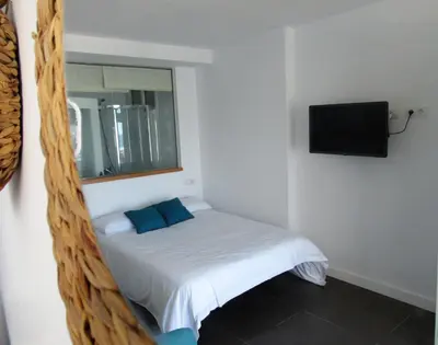 Cama o camas de una habitación en Vivelorural estudio Las Canteras vista mar- 307