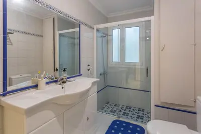 Un baño de Front line beach with fantastic terrace.