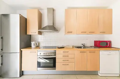 Una cocina o zona de cocina en Blue & White House